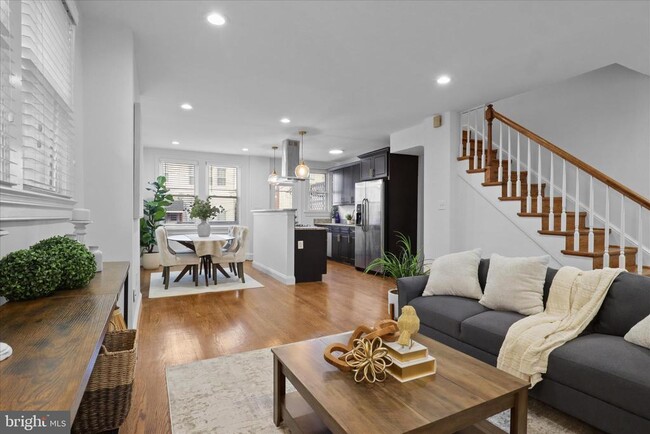 Photo - 521 Quintana Pl NW