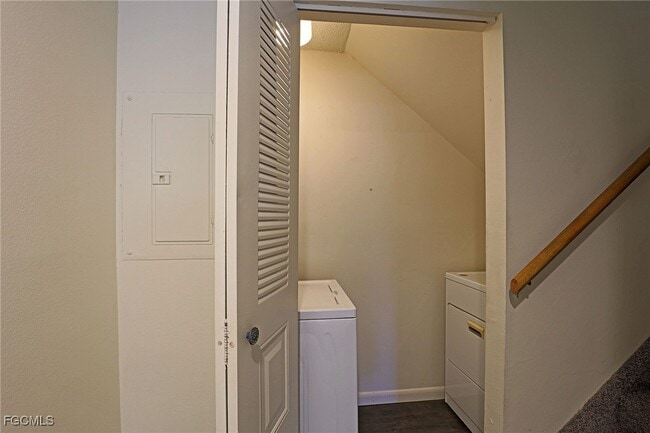 Building Photo - 5274 Cedarbend Dr Unit 3