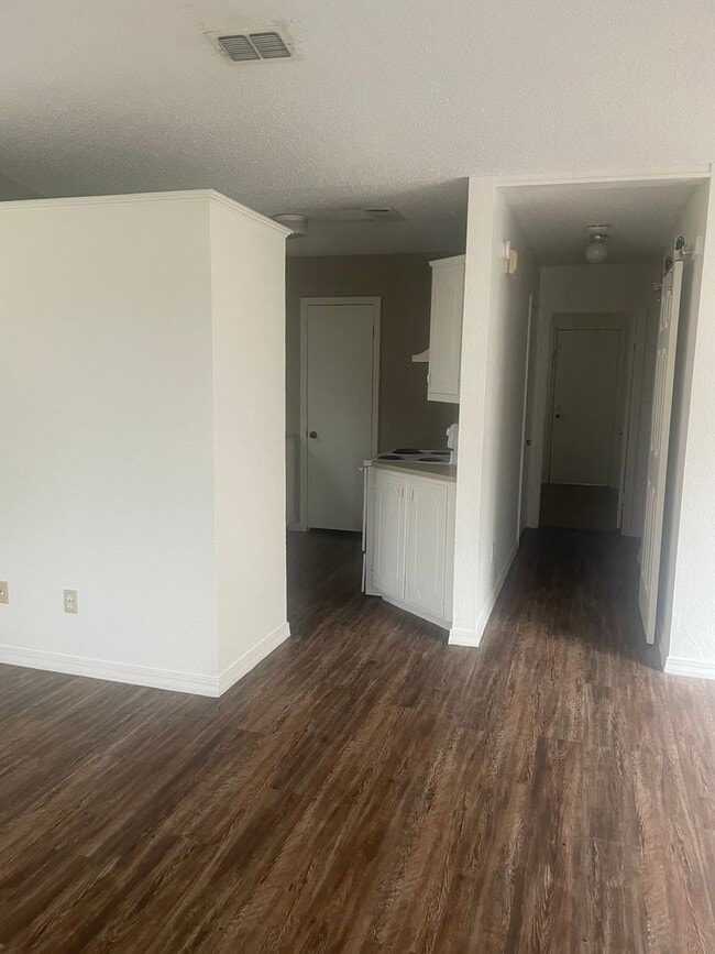 Photo - 2/1 ptisd Available for immediate Move in