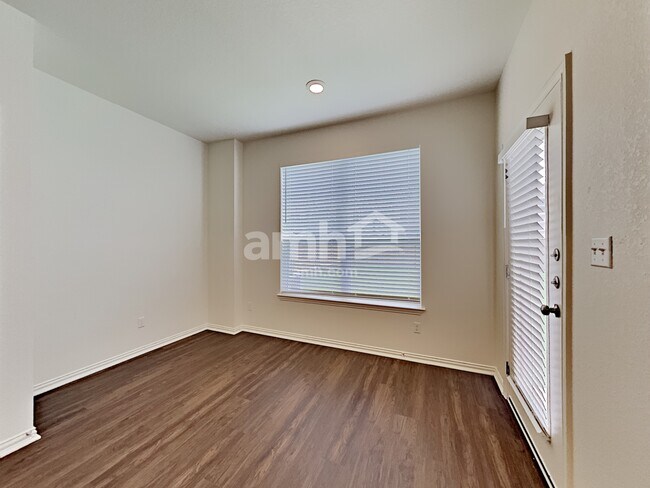 Photo - 2722 Meadowood Heights