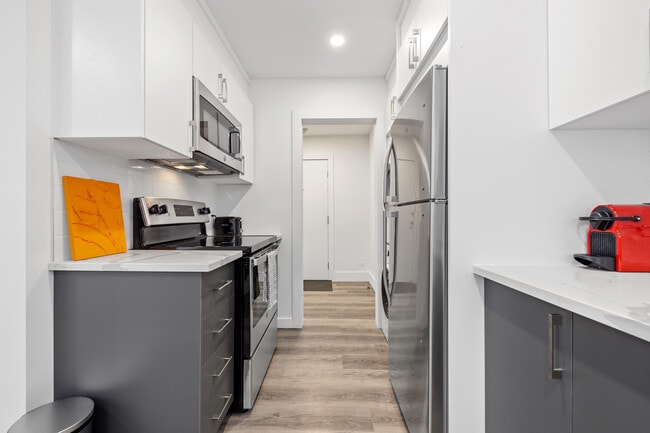 Photo - 2015 Av Elmhurst