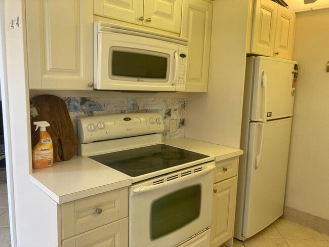 Photo - 1097 Cornwall E