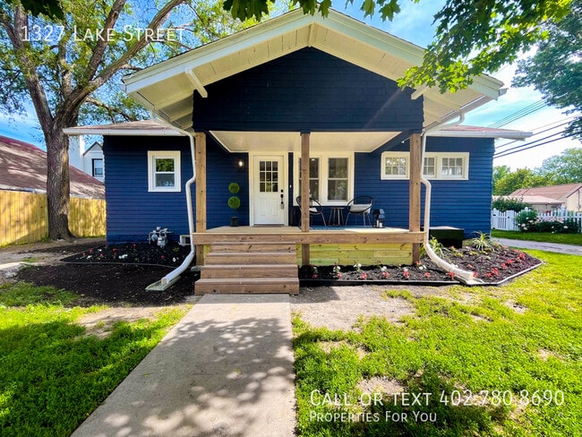 Building Photo - 1327 Lake St