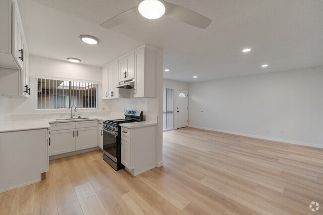 1BR, 1BA - 700SF - Dining Area - 504 Hill Dr
