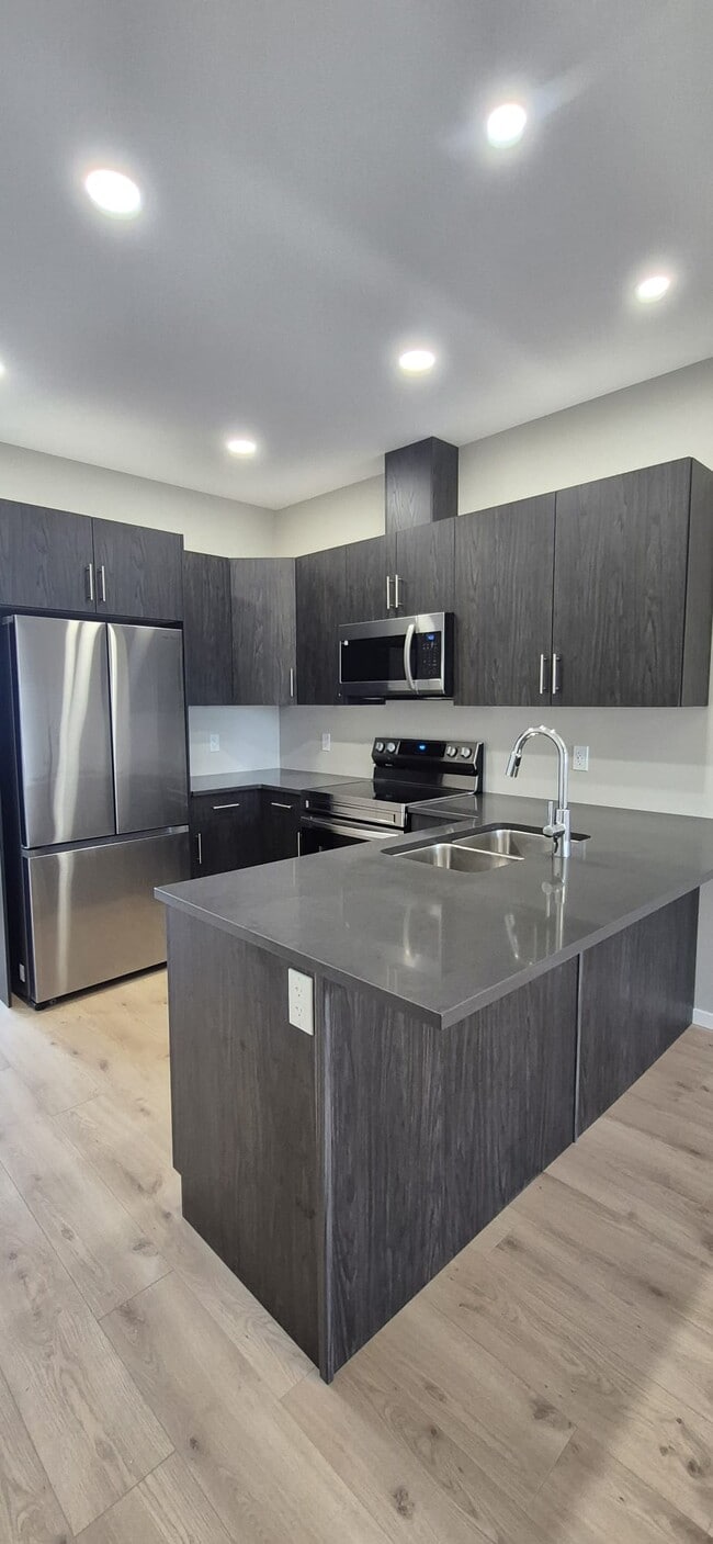 Photo - 1365 Devonshire Dr W