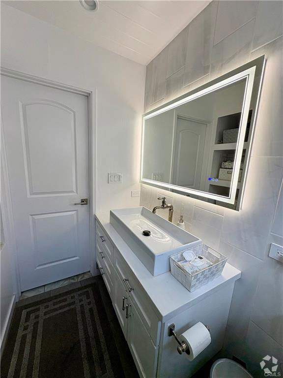 Building Photo - 1119 W 65th Pl Rental