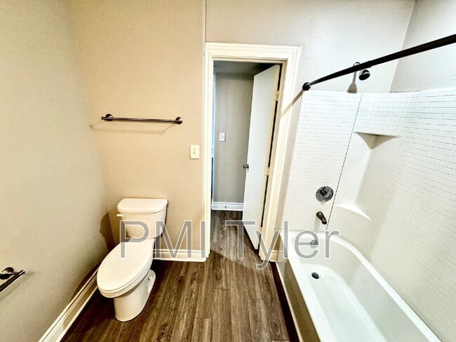 Photo - 1800 W Oakwood St