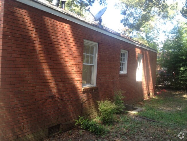 Building Photo - **AVAILABLE NOW**2 or 3 Bedroom / 1 Bathro... Rental