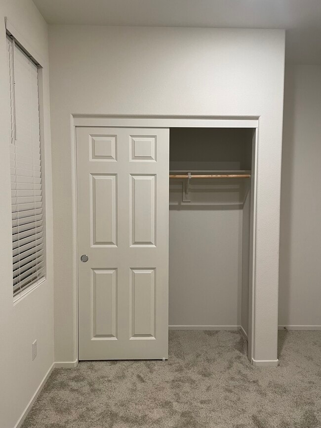 Habitación en alquiler - 969 W Jasmine Way