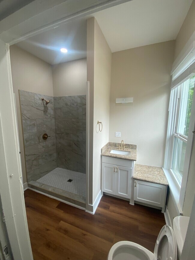 Photo - 2065 Broadway St