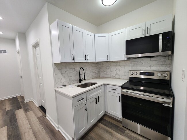 Building Photo - 5012 W Stiles St Unit 1st Floor