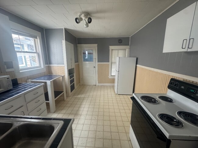 Building Photo - 420 Grand Ave Rental