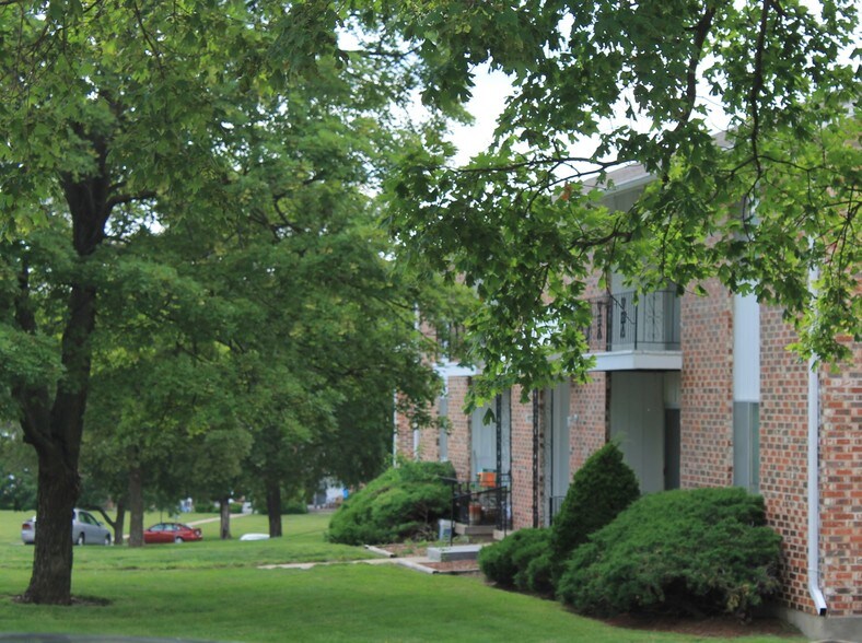 Colonial Gardens/Cherbourg Apartments For Rent in Overland Park, KS