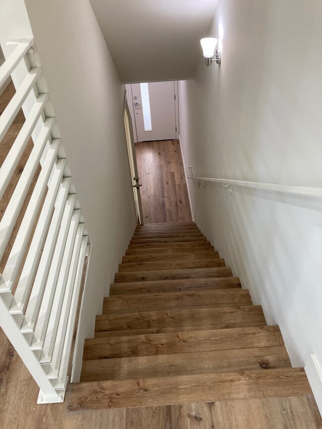 1ª escalera a la sala de estar - 648 N Serrano Ave Unidad 648