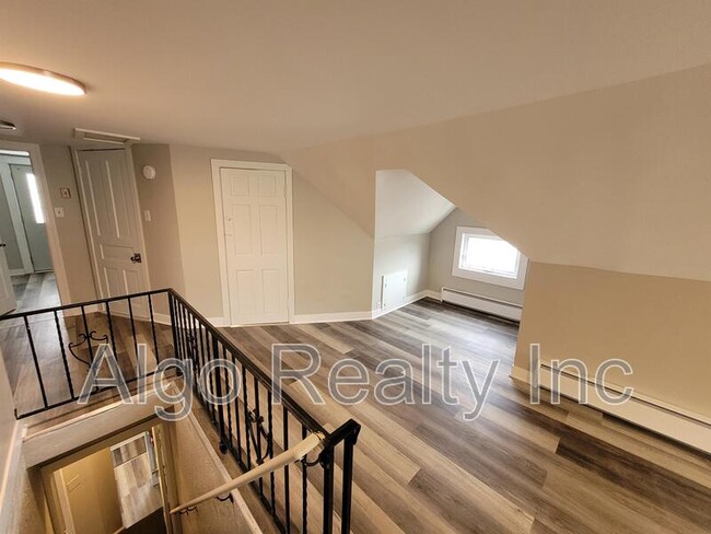 Photo - 133 Winifred St W