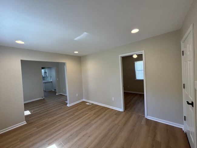 Photo - 1470 Donovan St