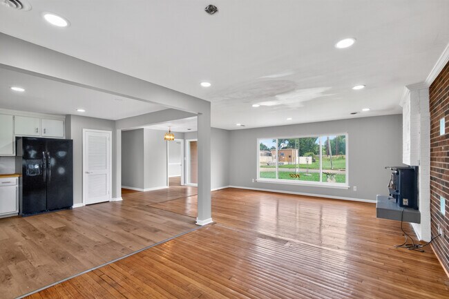1027 Leon Ln