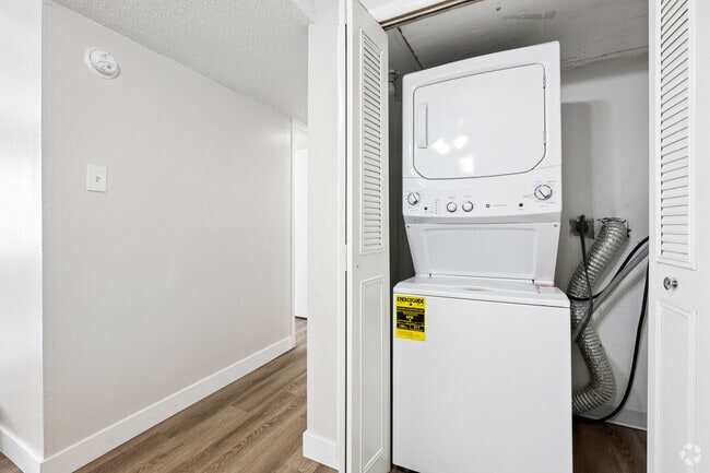 2BR, 1BA - 750SF - Laundry