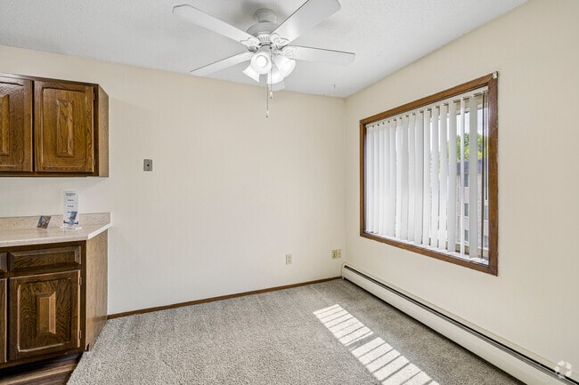 1BR, 1BA - 670SF - Dining Area - Creekwood Estates