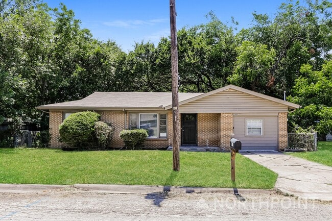 Building Photo - 3 BR/1BA | Updated Single Family Home | Fenced backyard| In Cleburne!