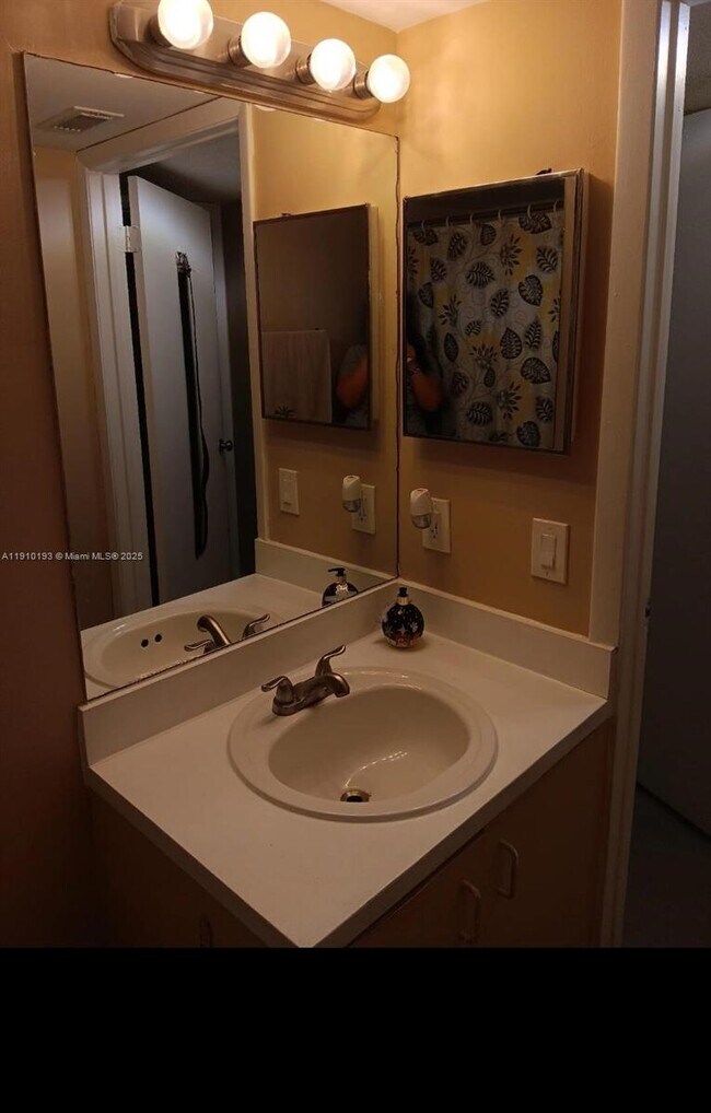 Photo - 18870 NW 57th Ave Unidad 108