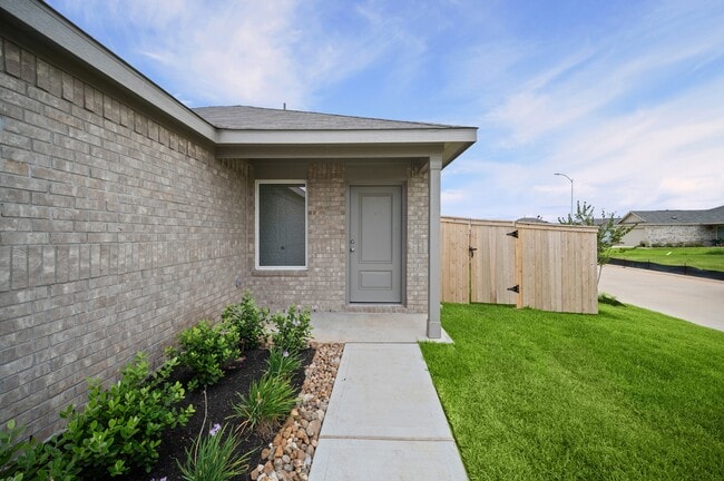 Photo - 702 Umbrella Tree Dr