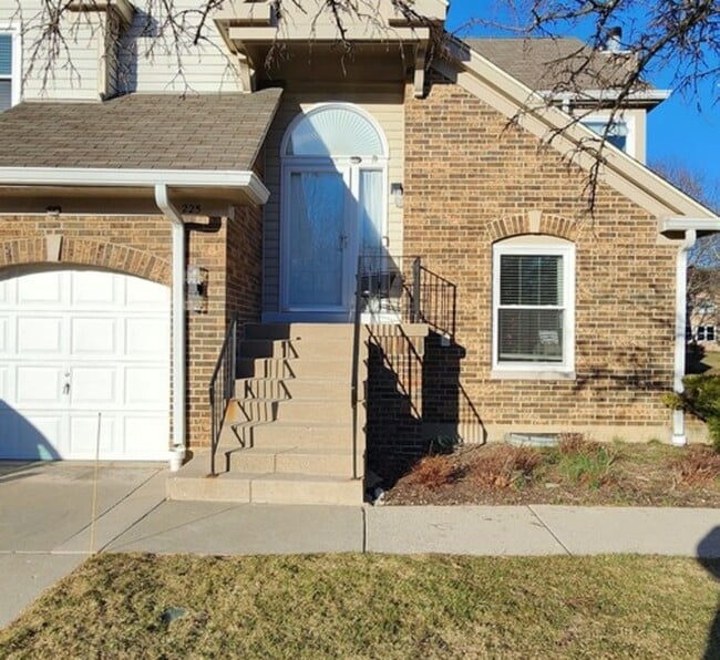 Building Photo - 225 Willow Pkwy