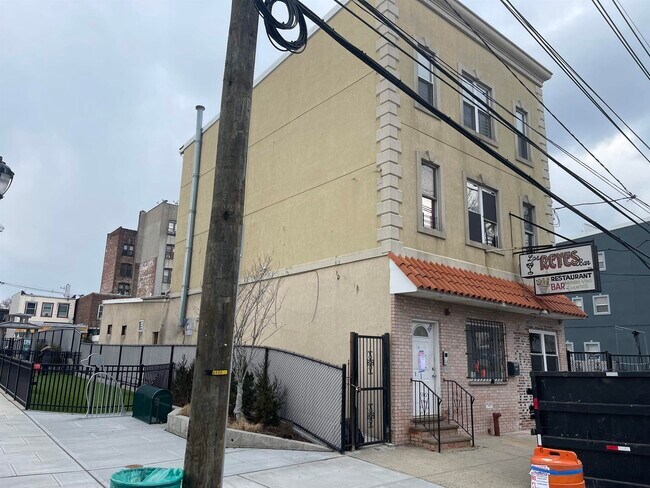 Photo - 3329 Hudson Ave Apartment Unit 4