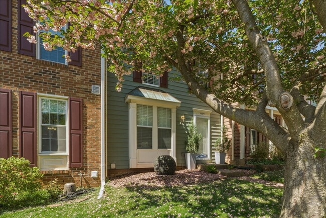 Building Photo - Updated 3BR / 2.5BA Townhome in Summit Chase – Over 1,900 Sq Ft with Deck & Fenced Patio!