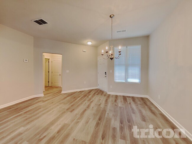 Photo - 142 Daisy Cir
