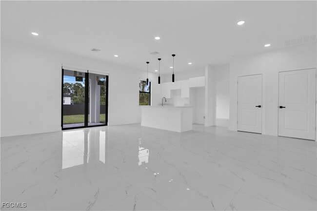 Photo - 3211 32nd St W