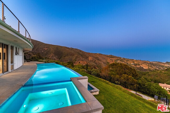Building Photo - 28405 Via Acero Rental