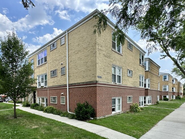 Building Photo - 6727 N California Ave Rental