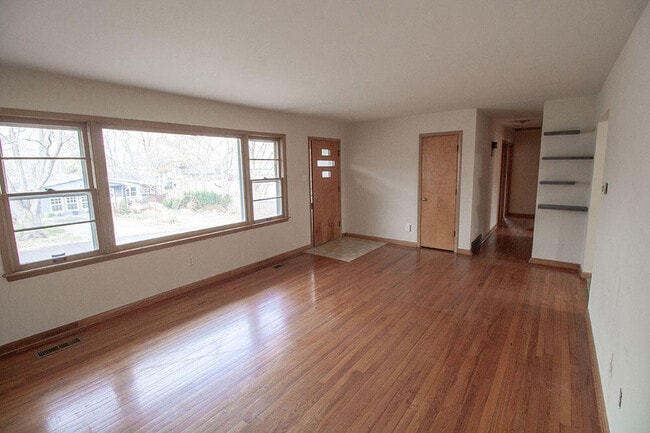 Photo - 2102 Woodlea Dr