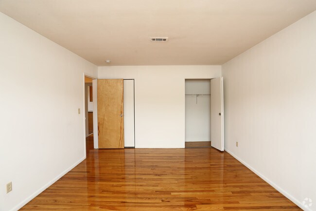 1 BD, 1BA (700sqft) - Bedroom