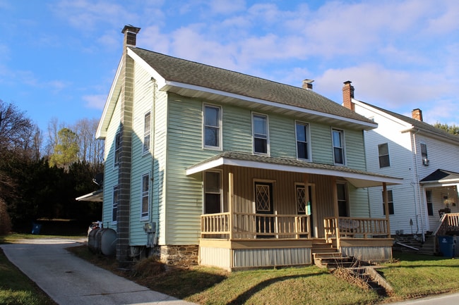 Building Photo - Updated 2-Bedroom Semi-Detached Home