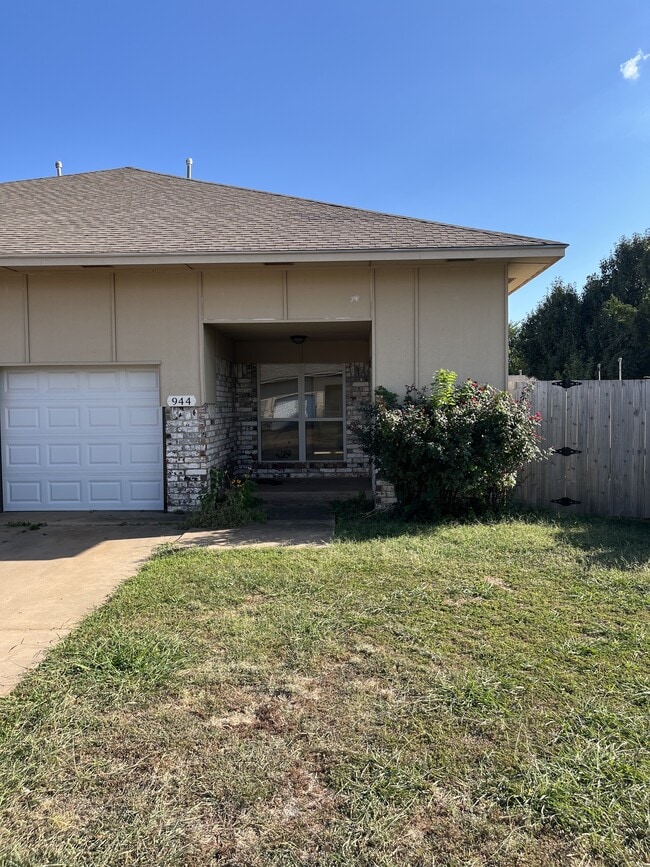 Building Photo - 944 SW 98th St Rental