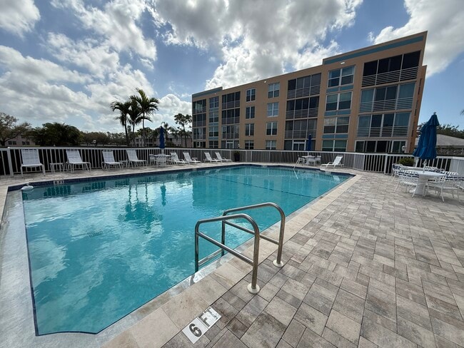 Building Photo - 4530 Pinebrook Cir Unit #102