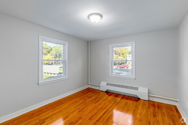 2BR, 1BA - 686SF - Primary Bedroom