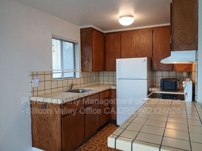 Building Photo - 1104 E Cliff Dr Unit 9