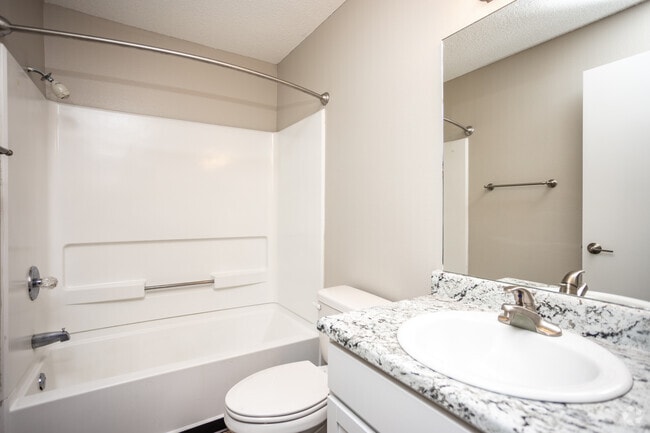2BR, 2BA - 983 SF
