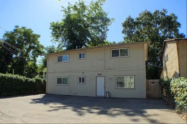 Building Photo - 818 W 1st St Unit 818 1/2 House