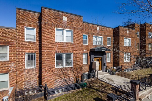 1220 Holbrook terrier, NE - 1220 Holbrook Ter NE