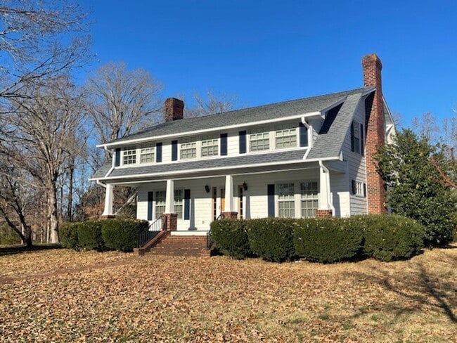 Building Photo - Mebane Farmhouse Available Now!