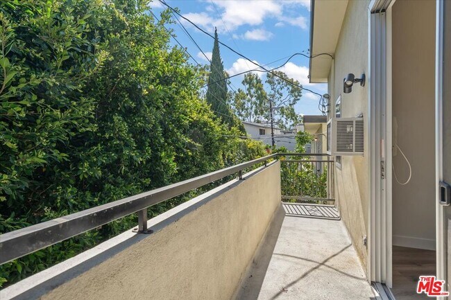Photo - 10657 Holman Ave Unit 4