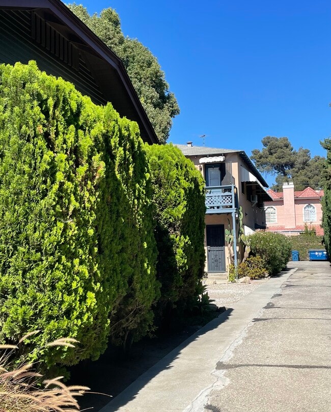Apartment building - 614 N Atlantic Blvd Unit C