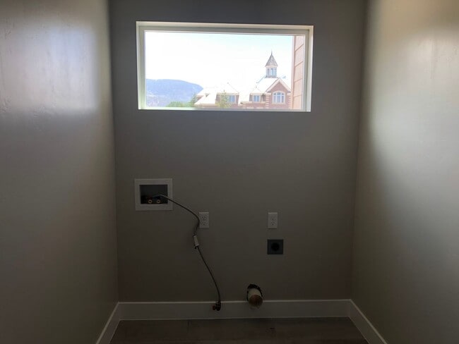 Photo - 3 Bedroom Bright and Spacious with Balcony