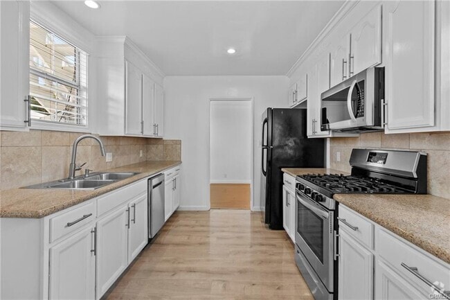 Building Photo - 12753 Oxnard St Rental