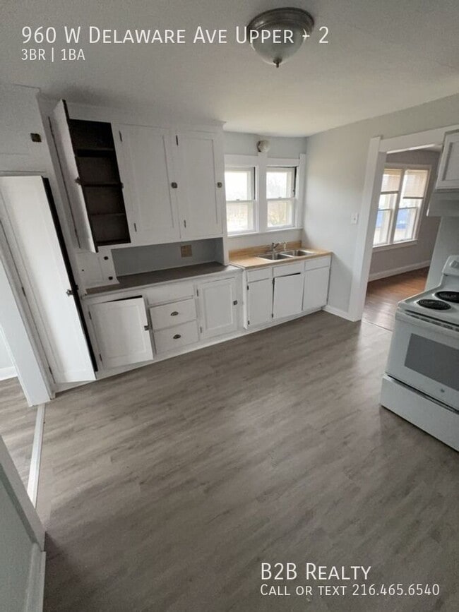 Building Photo - 960 W Delaware Ave Unit 2