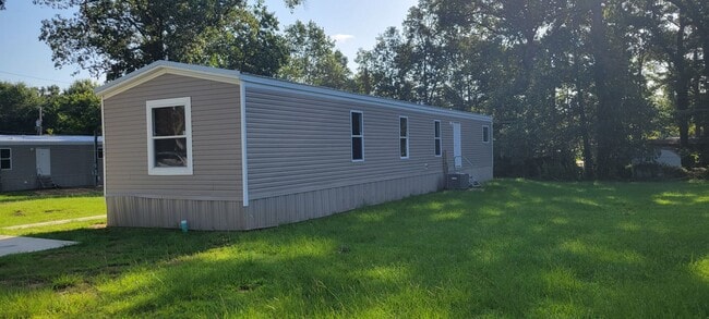 Photo - Gorgeous 3 bedroom/2 bath mobile home in Willow Oak Park, Keithville! Unit Willow Oak 3043